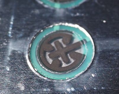 Makroaufnahme eines Logos auf einer Leiterplatte