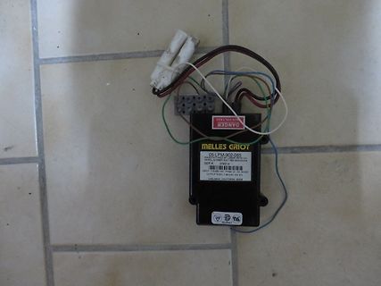 Netzteil mit Kabelanschlüssen auf Fliesenboden