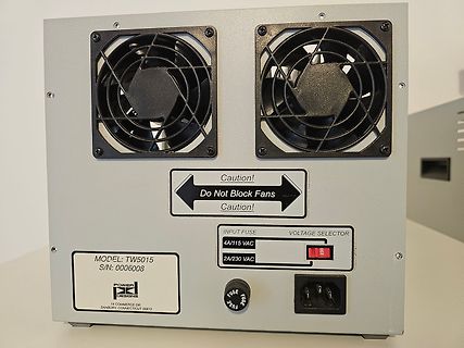 Rückseite eines Netzteils mit zwei Lüftern