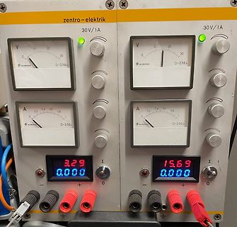 Zwei Labornetzteile mit Analoganzeigen und Digitalanzeigen
