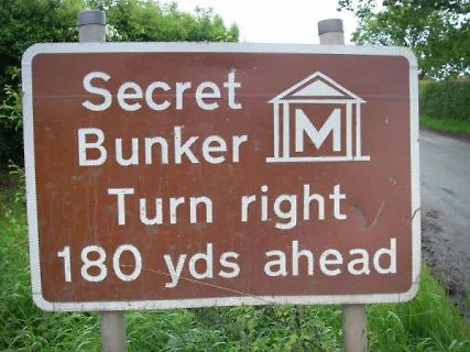 Braunes Hinweisschild zu einem geheimen Bunker