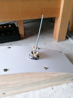 Metallstab auf Holzsockel