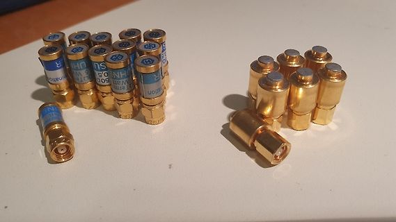 Mehrere goldfarbene SMA-Steckverbinder