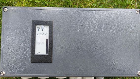 Gehäuse mit LCD-Display und Temperaturanzeige