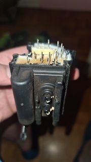 Elektrischer Stecker mit Pins