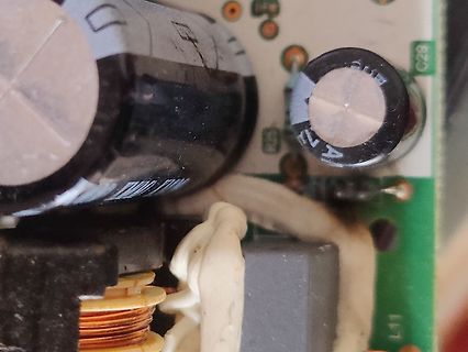 Nahaufnahme von Elektrolytkondensatoren auf einer Leiterplatte
