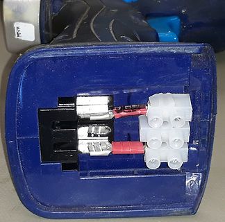 Elektrischer Stecker mit Kabelanschlüssen