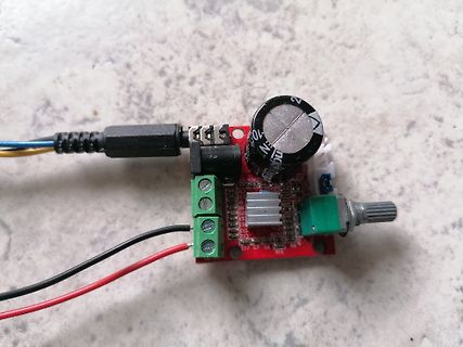 Leiterplatte mit Netzteilmodul und Elektrolytkondensator