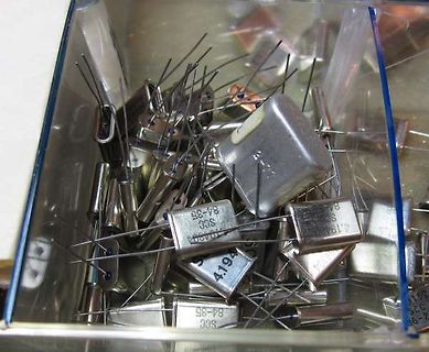Metallgehäuse-Quarze in einer Kunststoffbox