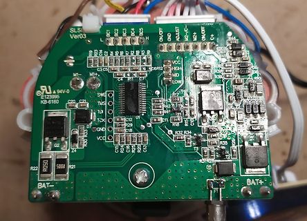 Grüne Leiterplatte mit elektronischen Bauteilen