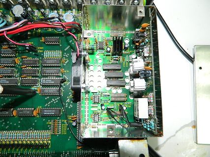 Innenansicht einer bestückten Leiterplatte mit Metallgehäuse