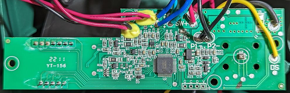 Grüne Leiterplatte mit elektronischen Bauteilen und Kabeln