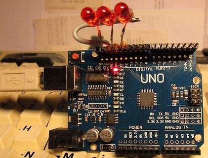 Arduino Uno mit drei roten LEDs