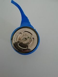 Batteriefach eines blauen Geräts
