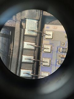 Makroaufnahme von SMD-Bauteilen und Lötstellen