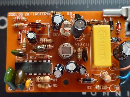 Nahaufnahme einer bestückten Leiterplatte mit elektronischen Bauteilen