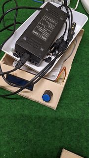 Aufbau mit Universal AC/DC Adapter und Display