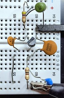Aufbau auf Breadboard mit Kondensatoren und Widerständen