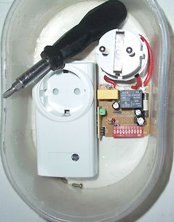 Zerlegtes Steckdosenadapter-Modul mit Schraubendreher