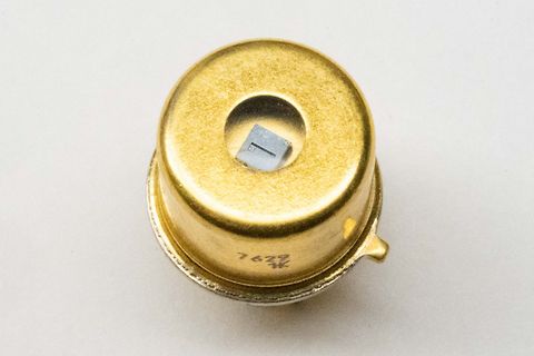 Nahaufnahme eines metallischen Bauteils mit Silizium-Die
