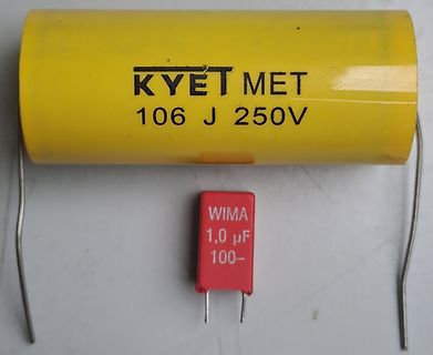 Gelber und roter Kondensator
