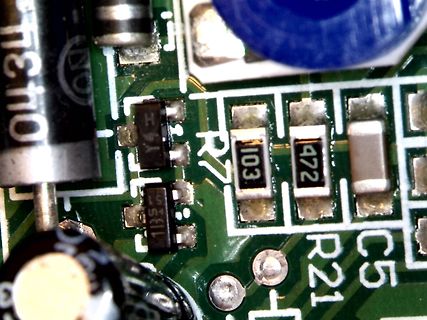 Makroaufnahme einer Leiterplatte mit elektronischen Bauteilen