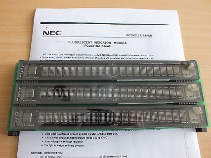 Drei NEC Fluoreszent-Anzeigemodule auf einem Datenblatt