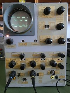 Analoges Oszilloskop mit Rechtecksignal