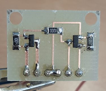 Foto einer handgefertigten Leiterplatte mit SMD-Bauteilen