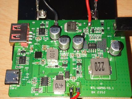 Foto einer Leiterplatte mit USB-C und Bauteilen