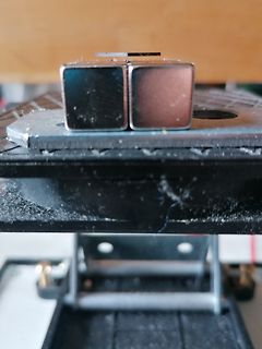 Nahaufnahme von zwei metallischen Bauteilen