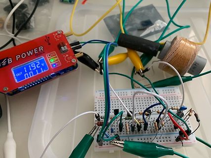 Elektronik-Aufbau mit Labornetzteil, Breadboard und Spule