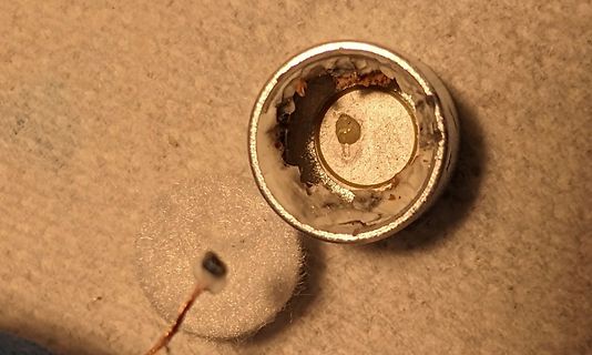 Geöffnetes Bauteil mit Drahtverbindung