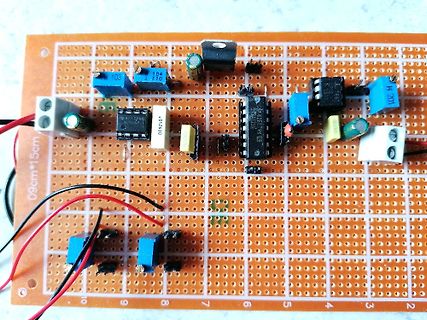 Bestückte Lochrasterplatine mit elektronischen Bauteilen