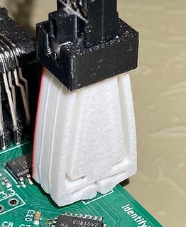 Nahaufnahme einer Leiterplatte mit 3D-gedrucktem Bauteilhalter