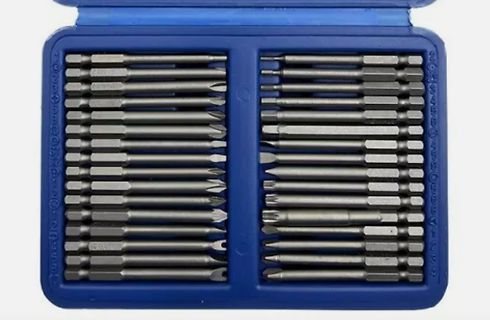 Set von Schraubendreher-Bits in einer blauen Kunststoffbox
