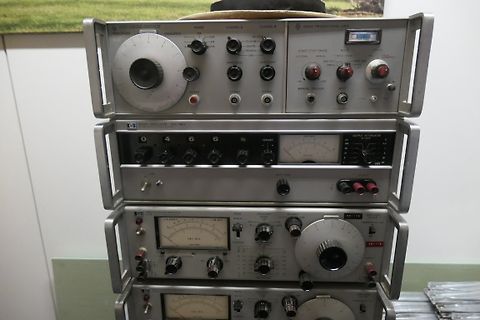 Stapel alter Labor-Elektronikgeräte