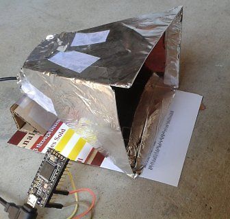 Mikrocontroller und improvisierter Lichtschutz aus Alufolie