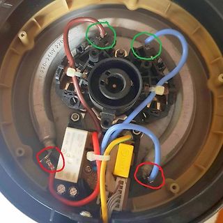 Innenansicht eines elektrischen Geräts mit Verkabelung