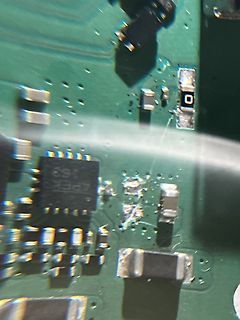 Nahaufnahme einer Leiterplatte mit elektronischen Bauteilen