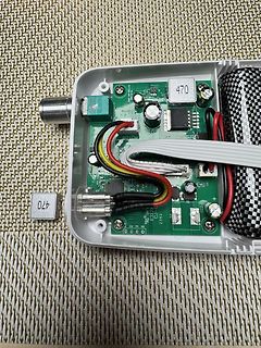 Geöffnetes Elektronikgerät mit Leiterplatte und Kabeln