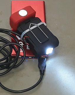 Elektronikgerät mit leuchtender LED und Kabel