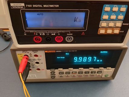 Zwei digitale Multimeter übereinander gestapelt