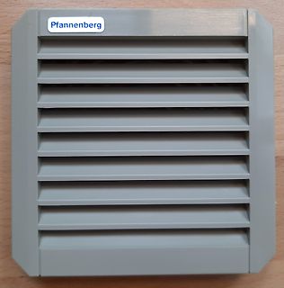 Graues Lüftungsgitter mit Aufkleber