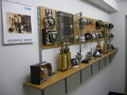 Sammlung historischer Elektronenröhren an einer Wand