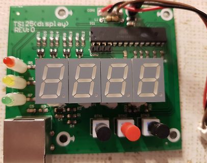 Leiterplatte mit 4-stelligem 7-Segment-Display und ATmega-Mikrocontroller
