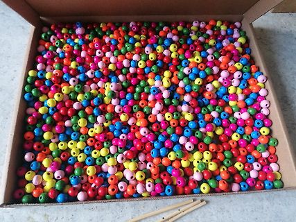 Bunte Perlen in einem Karton