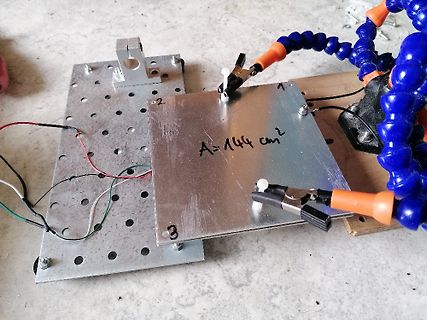 Versuchsaufbau mit Metallplatte und Krokodilklemmen