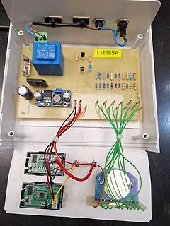 Elektronik-Aufbau in einem Kunststoffgehäuse mit Lochrasterplatine