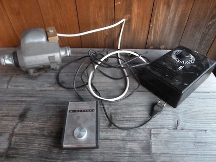 Elektronische Geräte und Kabel auf Holzuntergrund
